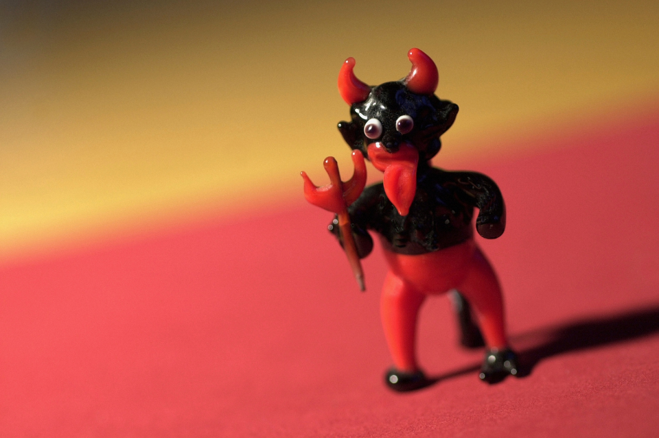 MELANGGENGKAN TRADISI IBLIS