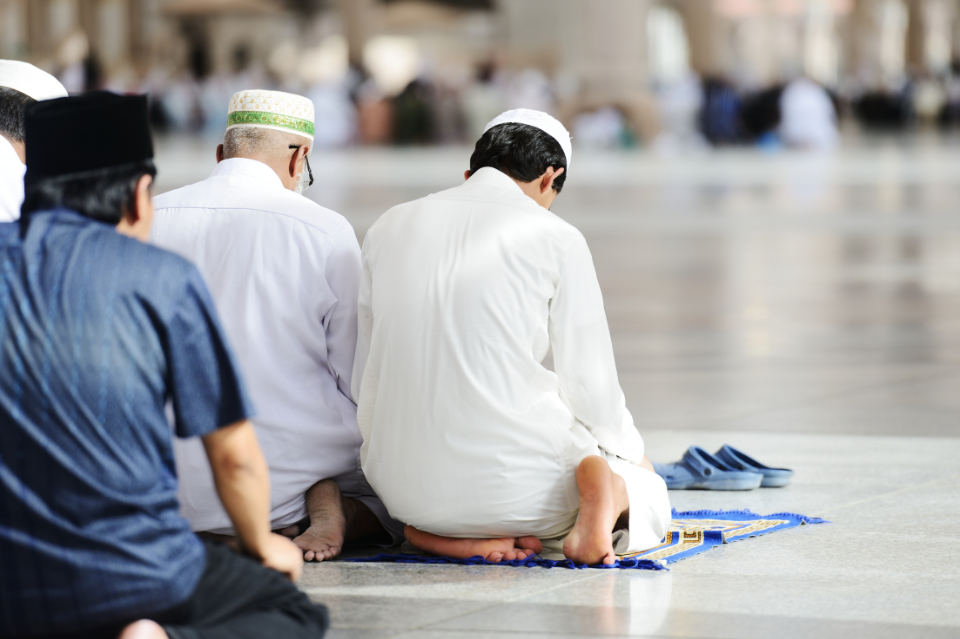 AMAL SOLEH BENDUNG KONFLIK KEPENTINGAN DAN FITNAH
