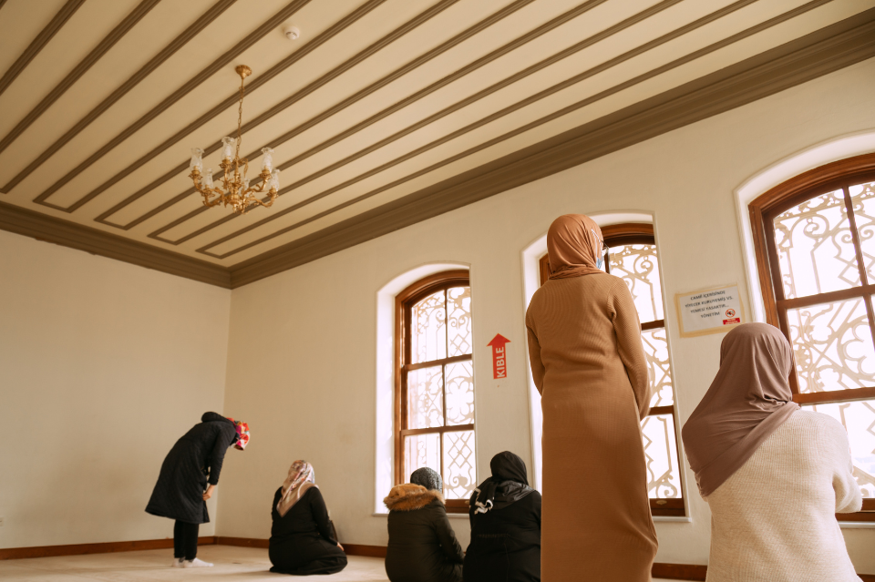 BOLEHKAH WANITA KAFIR MASUK KE MASJID?