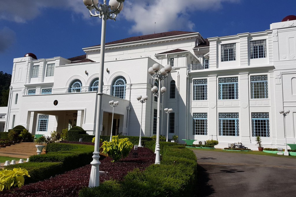 TUANKU MUHRIZ TURUN TAKHTA?