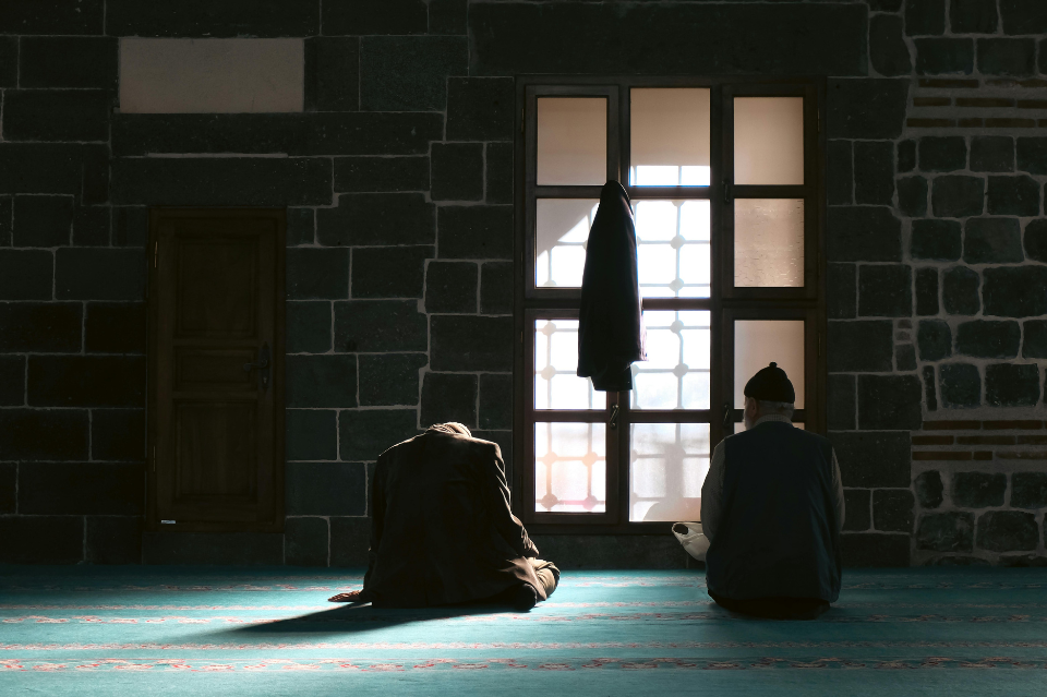 BERIKTIKAF MENGHAYATI LAILATUL QADAR